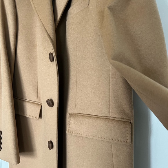 Burberry Beige/Tan Trench Coat Label Detail - Picture 9 of 16